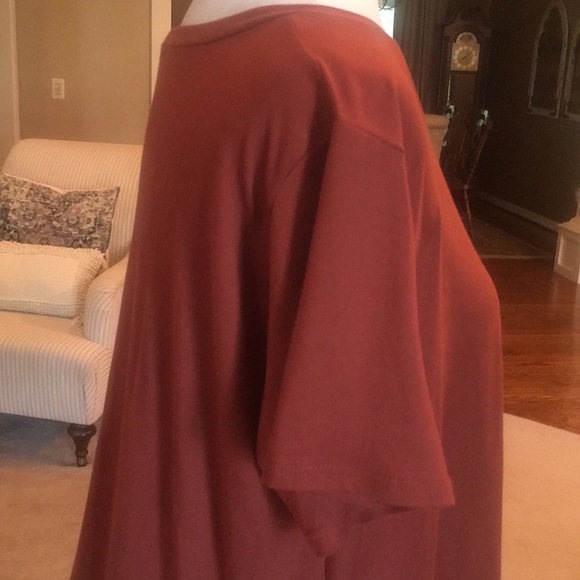 entro top in a beautiful shade of maroon - Picture 4 of 7